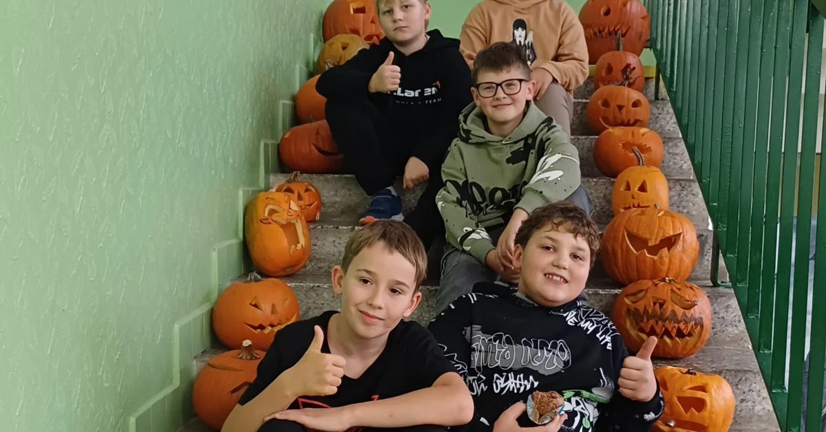 Pečeme na akci Dlabání dýní s rodiči