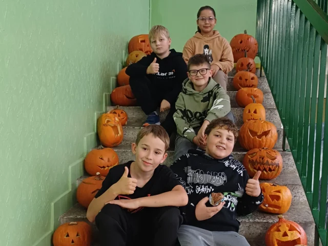 Pečeme na akci Dlabání dýní s rodiči